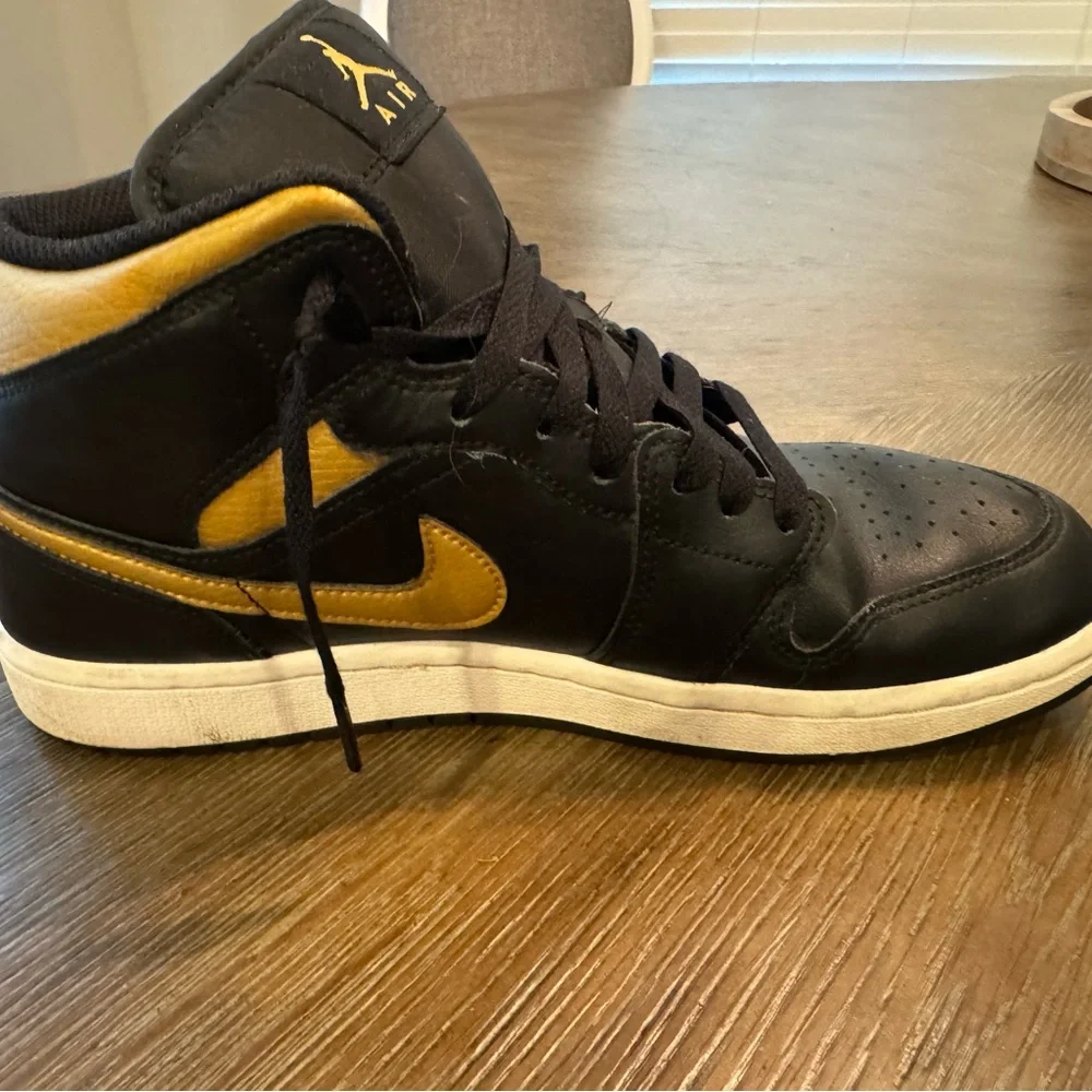 Nike Air Jordan 1 Mid Shoes Black Metallic Gold White DQ8426-071 Men's Size 9.5
